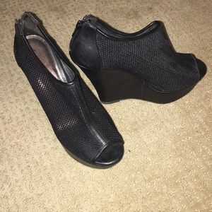 Black wedges